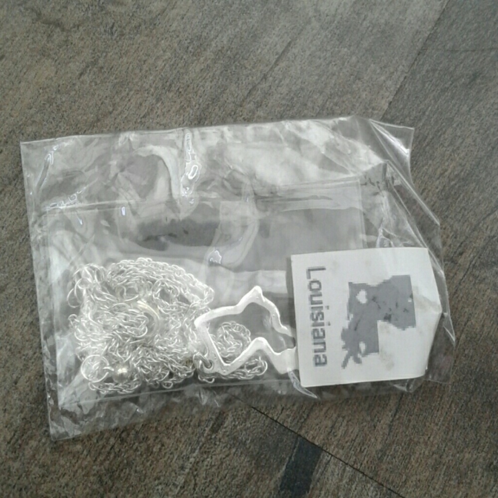 Brand new Louisiana shape state necklace silver